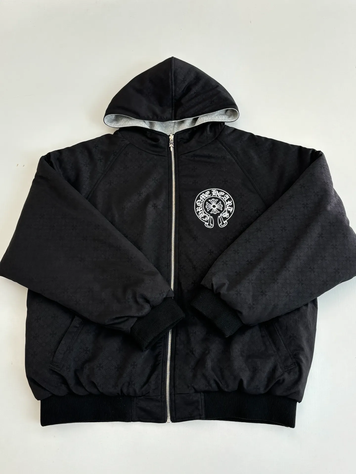 P850 Chrome Heart*/Chrome Heart 25 new style Horseshoe print double-sided hooded cotton jacket. The original domestic spot purchase is 3.98W. The development cost is extremely high. The front is made of jacquard woven fabric. The minimum order quantity is 1000 meters. The other side is gray yarn 260 grams. All developed and customized according to the original version. Refuse to use off-the-shelf wrong fabrics. Four layers of thickness blessing. You can survive the winter in one piece (one layer of gray knitted lining, two layers of gall fabric, and one layer of down cotton) Size：S/M/L